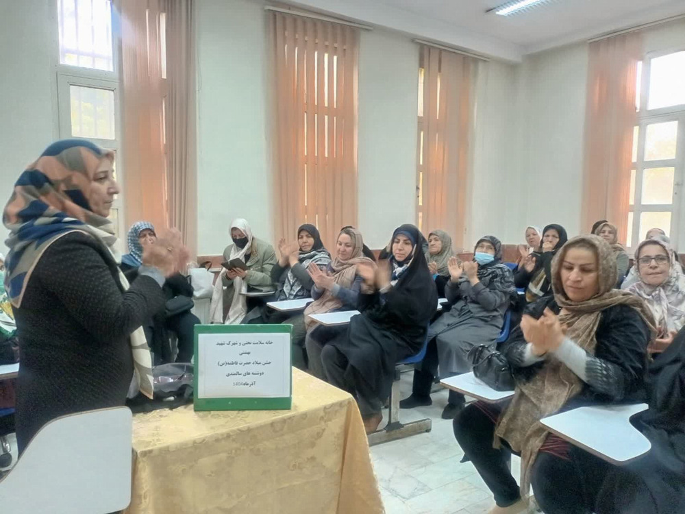 برپایی میز خدمت سلامت در راستای گرامیداشت روز زن و مادر